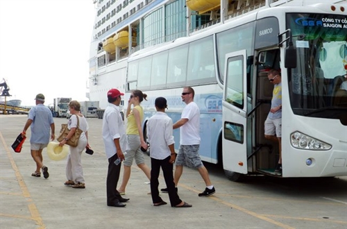 النقل السياحي - حافلة سياحية حديثة ومكيفة أمام المعالم التاريخية المغربية